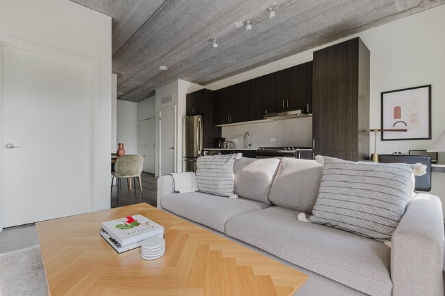 Photo - 343 W Schiller St Unidad FL5-ID1368