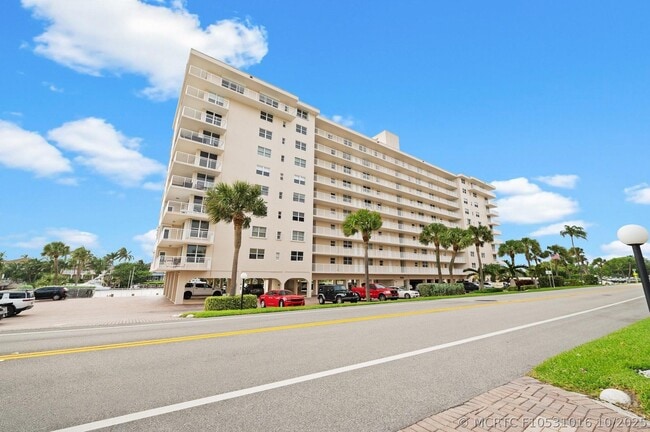 Building Photo - 1050 Hillsboro Mile Unit 203w
