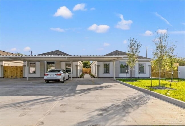 Building Photo - 1216 Shavano Dr Unit 3