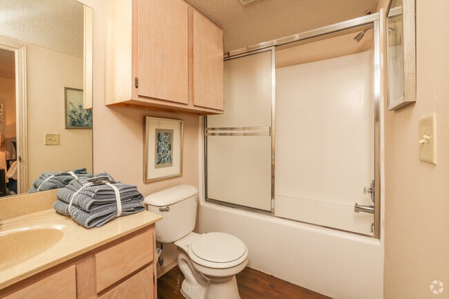 2BR, 2BA - 1040 SF - Second Bathroom