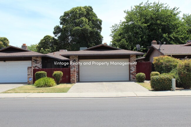 Photo - Updated 2 Bedroom Duplex Ready To Go!!! House