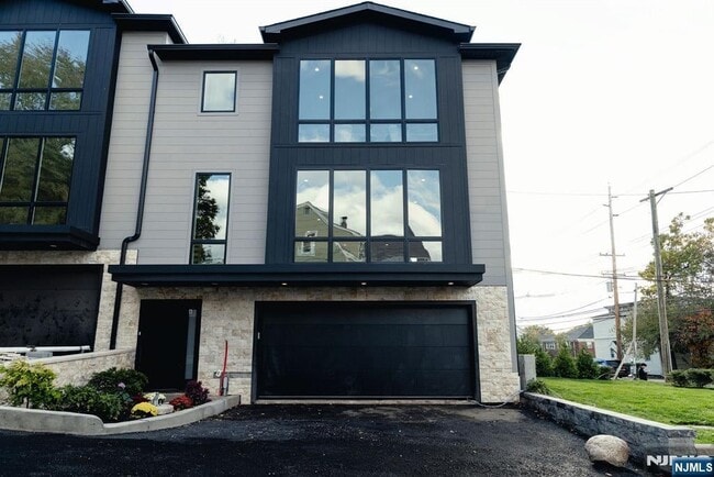 Building Photo - 401 Grand Ave