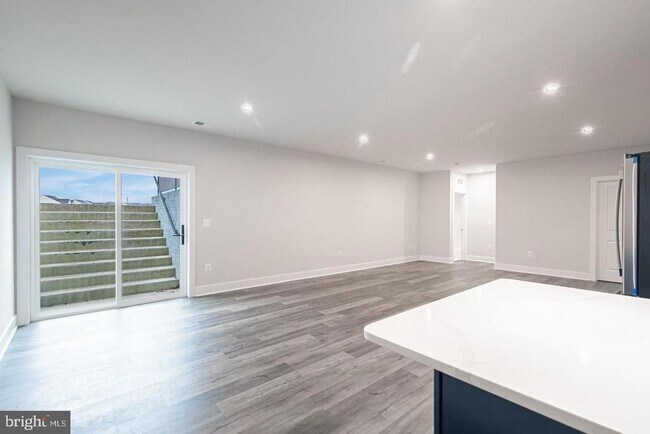 Photo - 941 Warlander Dr SW