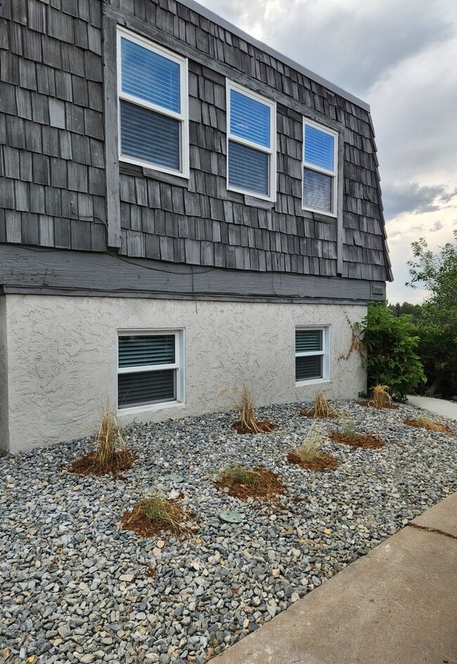 Building Photo - Completely remodeled! Fresh unit! Rental