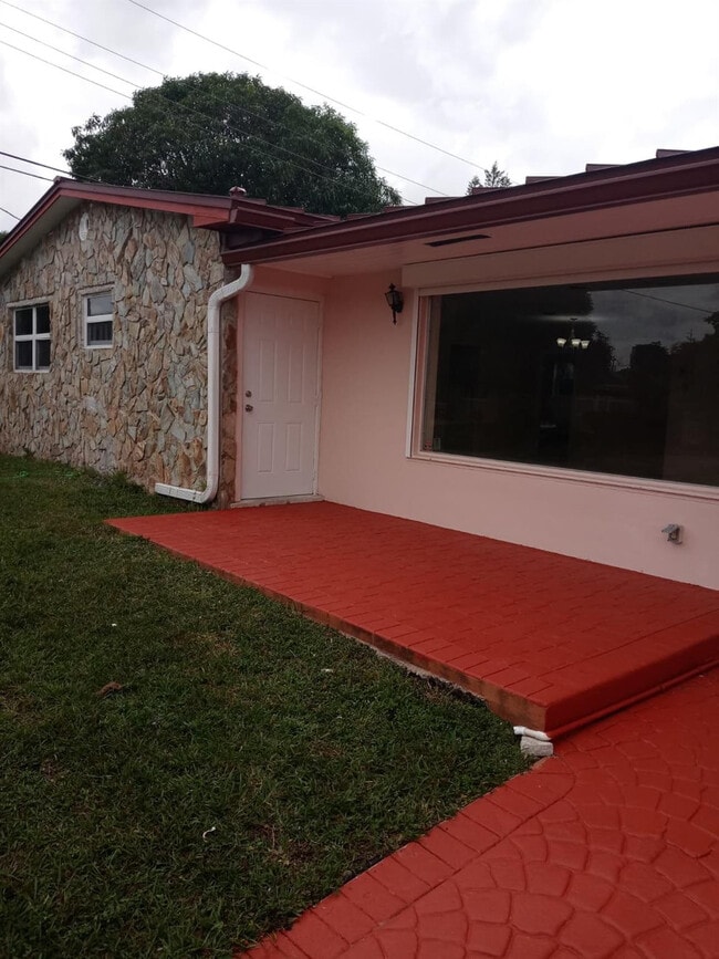 Building Photo - 701 SW 4th St