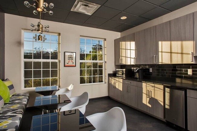 Photo - University Village, 142-B Unidad 142-B - A