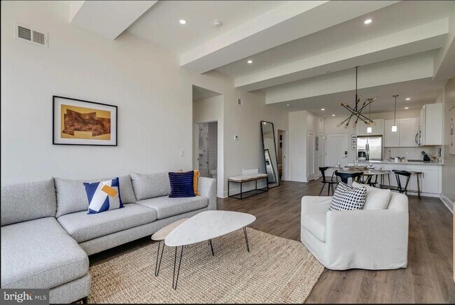 Photo - 150 S Independence Mall W Unidad 1011