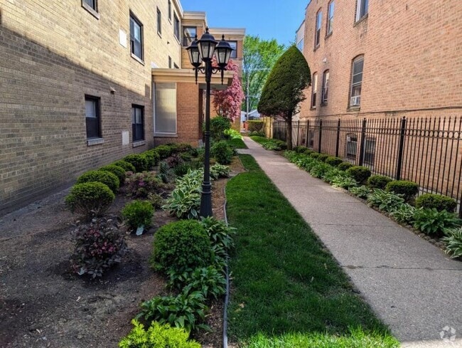 Building Photo - 1 bedroom in CHICAGO IL 60645 Unit C4 Rental