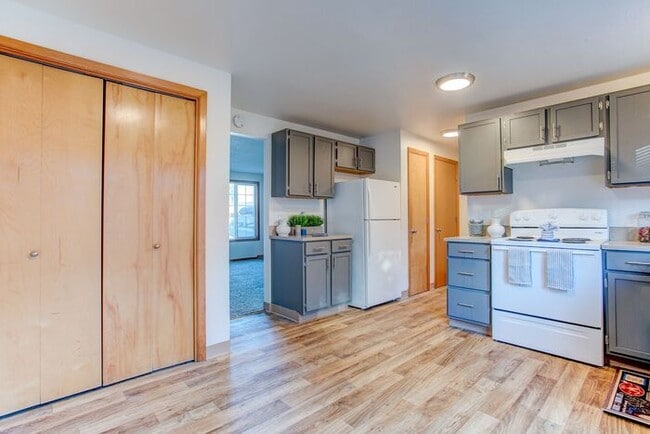 Building Photo - Spacious 3 bedroom 1.5 bath townhome Hillsboro!