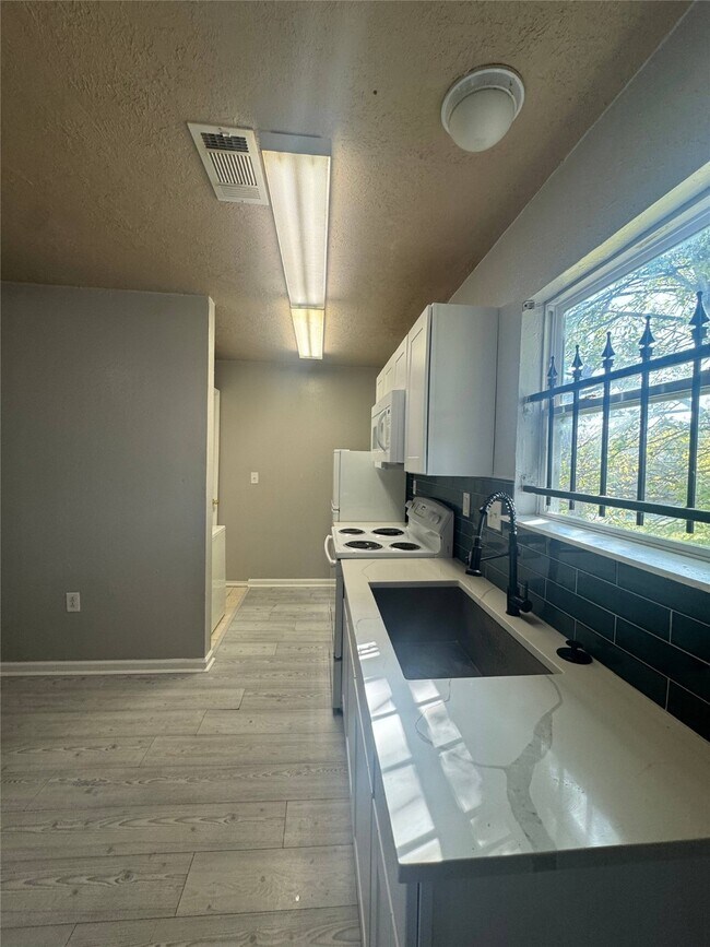 Photo - 3020 Jewel St Unit B