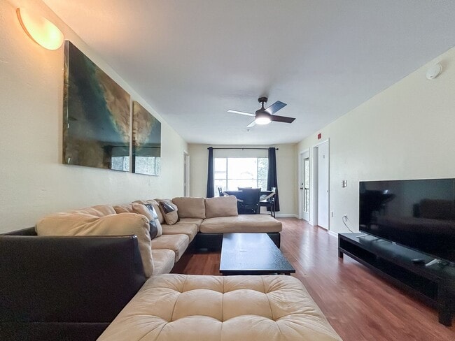 Photo - Beautiful Room for Rent in a 4/4 Unit - Un...