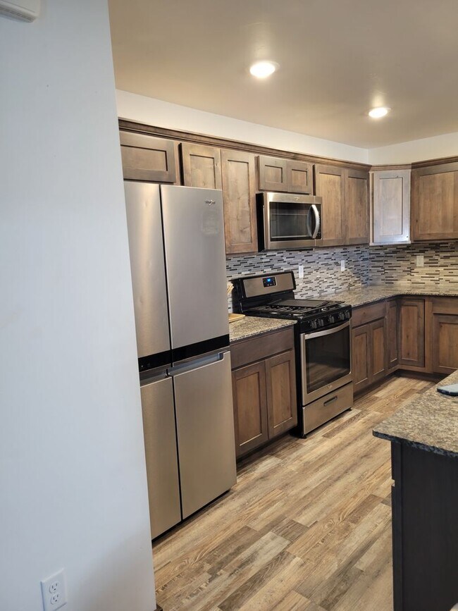 Photo - 3 Bed 2.5 Bath with double attached garage in Belgrade