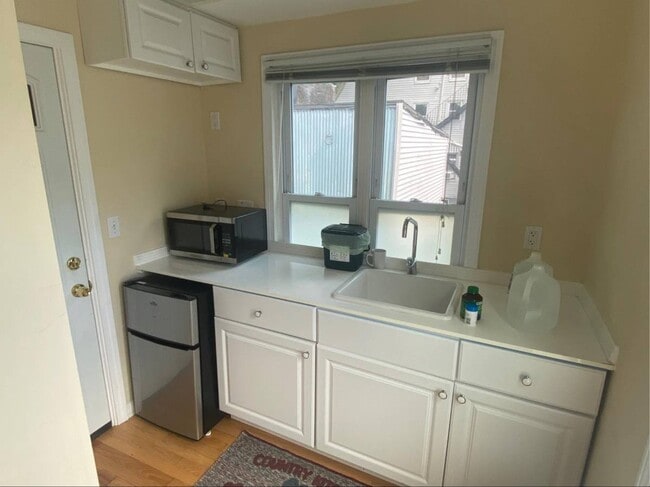 Building Photo - 10 Fulkerson St Rental