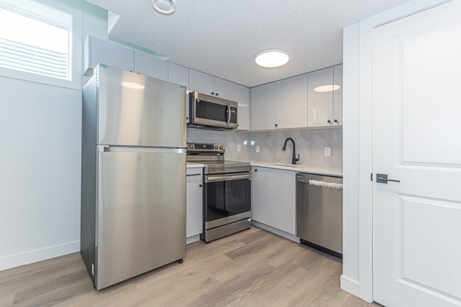 Building Photo - 14912-14109 109 Ave Unit 14912 BSMT