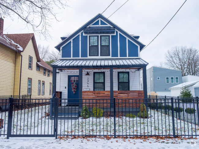 Building Photo - 2465 Tremont Ave Rental