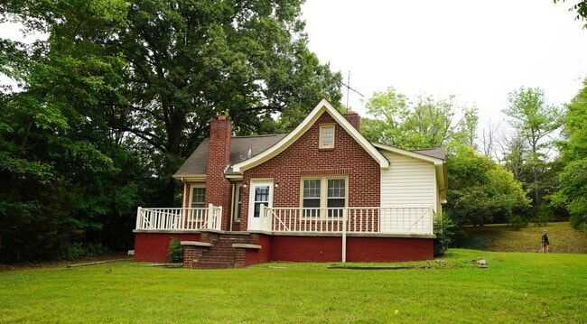 Building Photo - 3 bed 2 bath Updated Bungalow - Private ba... Rental
