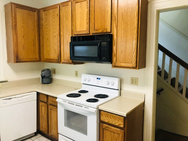 Photo - Large House w/ off-street parking & 3 BATHROOMS!