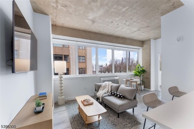 Building Photo - 10 Commerce Ct Unit 2G