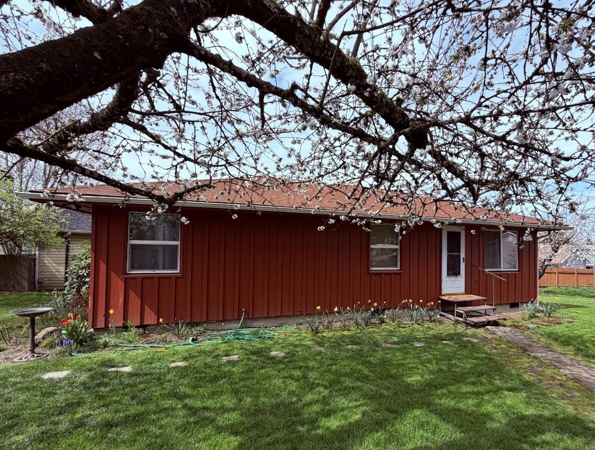 Photo - 31545 NW Hillcrest St