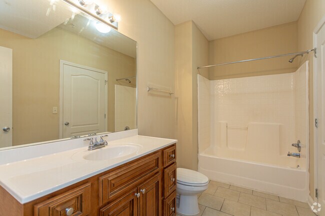 1BR, 1BA - 900 SF
