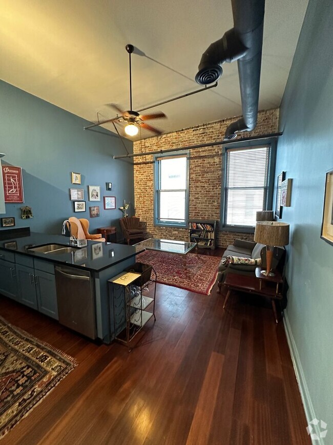 Building Photo - ***With or Without Furnishings- 1 BR/ 1.5 ... Rental