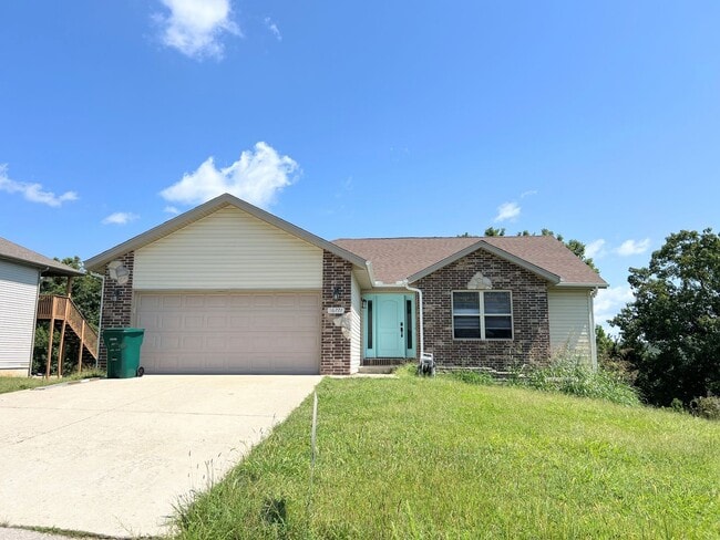 Building Photo - Fenced home close to FLW!