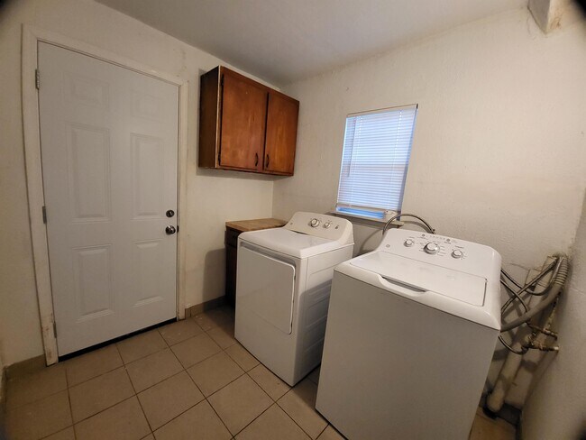 Photo - 1915 Poage Ave