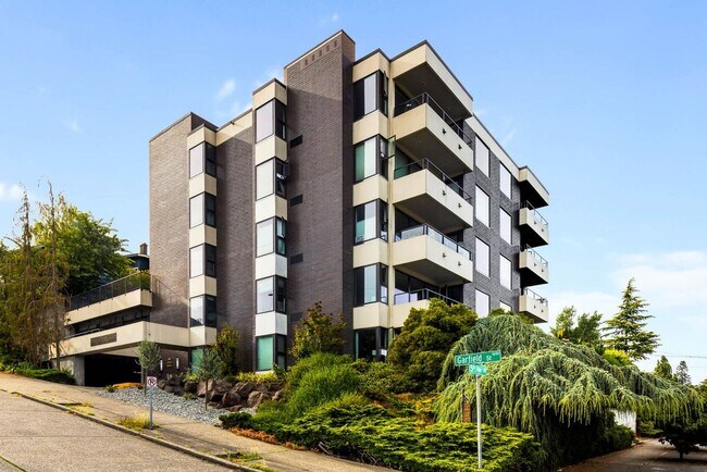 Building Photo - Gorgeous Top Floor Unit in East Queene Ann... Rental