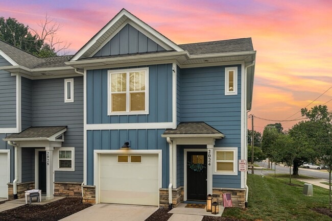 Building Photo - Charming 3-Bedroom Townhome Close to Every...