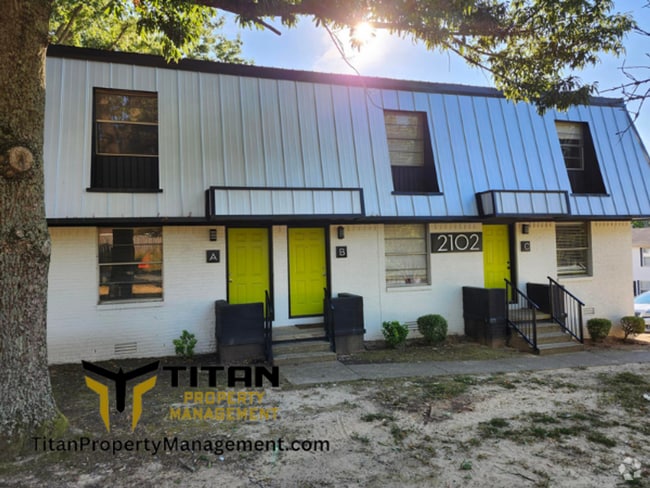 Building Photo - 2 bed/1 bath Townhouse Unit 2102 Watts Rd. Apt C