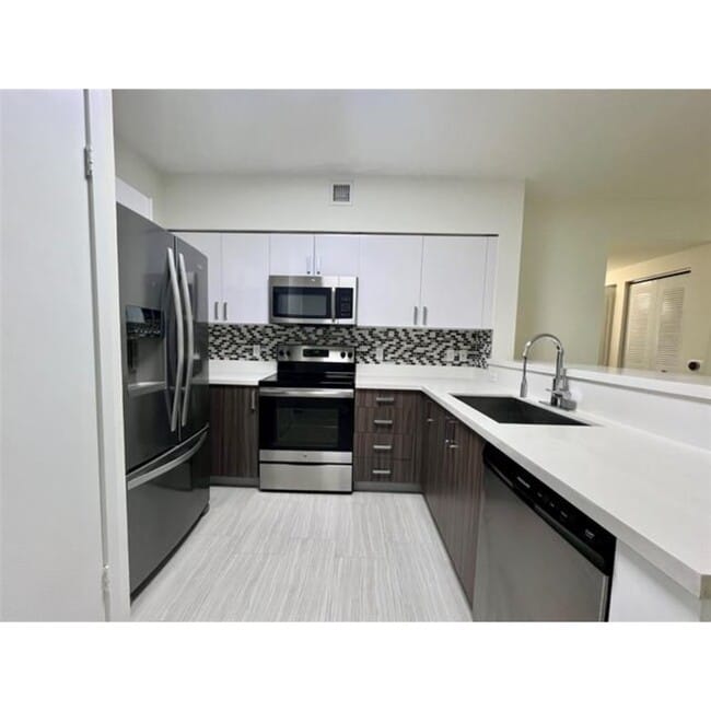 Photo - 601 NE 39th St