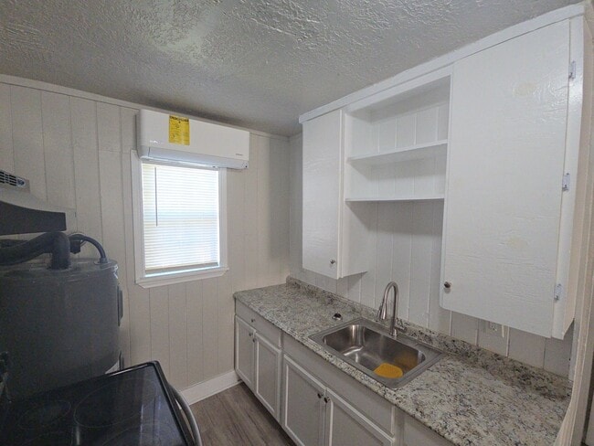 Photo - 3335 Tuam St Unit 2