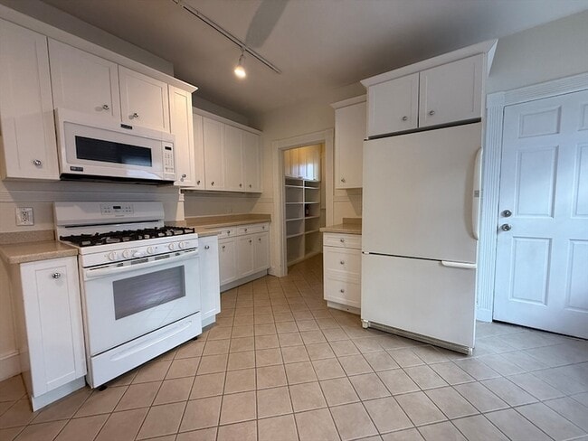 Building Photo - 10 Grovenor Rd Unit 2 Rental