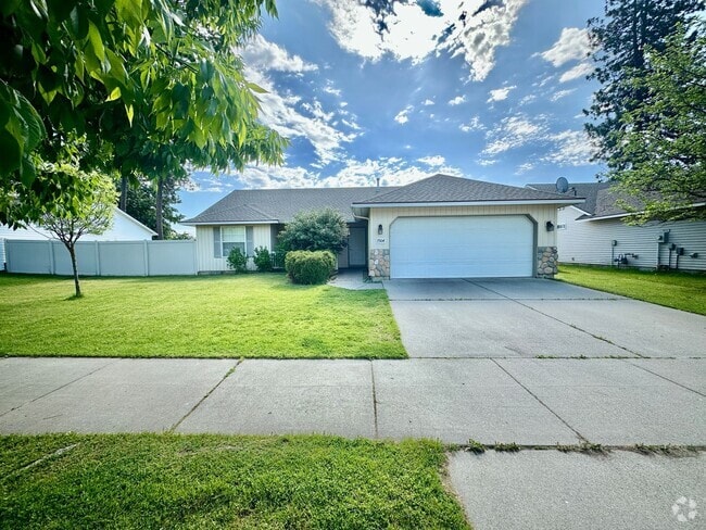 Building Photo - 3 bedroom home with expansive fenced backy...
