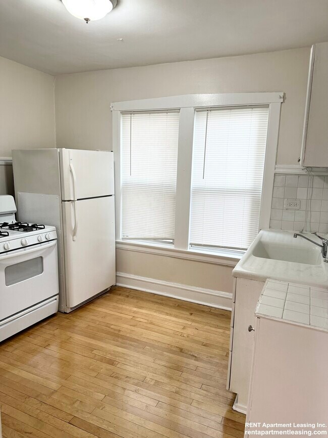Building Photo - 2137 W Cornelia Ave Unit 2W