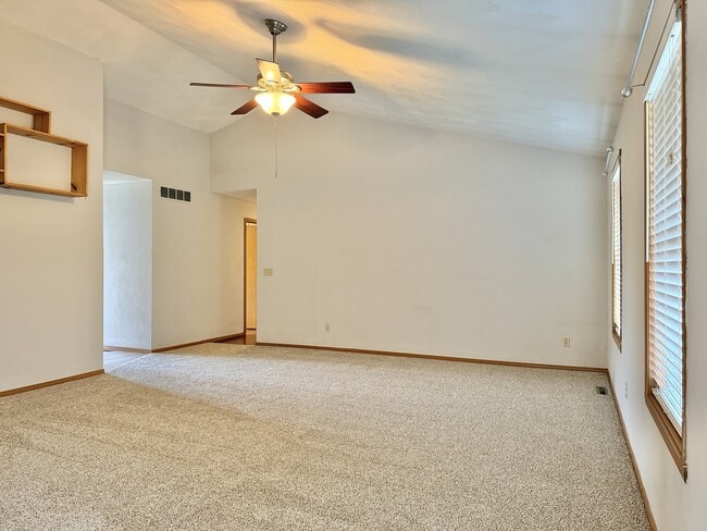 Photo - 809 Wynstone Way