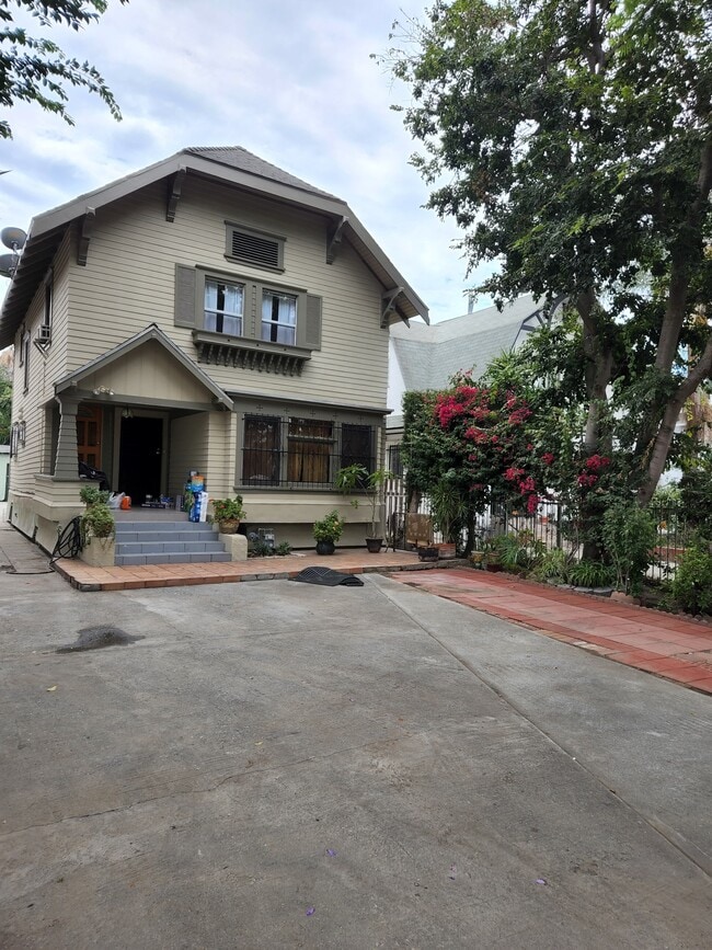 Building Photo - 1200 W 36th St Unit DUPLEX