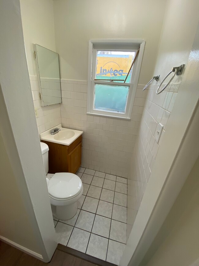 Bathroom - 1924 E Poinsettia St Unit 1