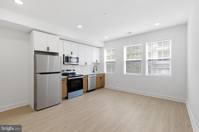Building Photo - 4021 Brown St Unit 4
