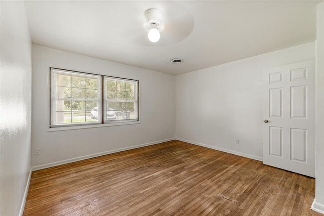 Photo - 109 S Chapel Dr