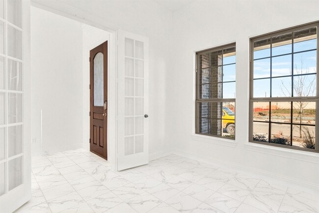 Photo - 2414 Thavie St