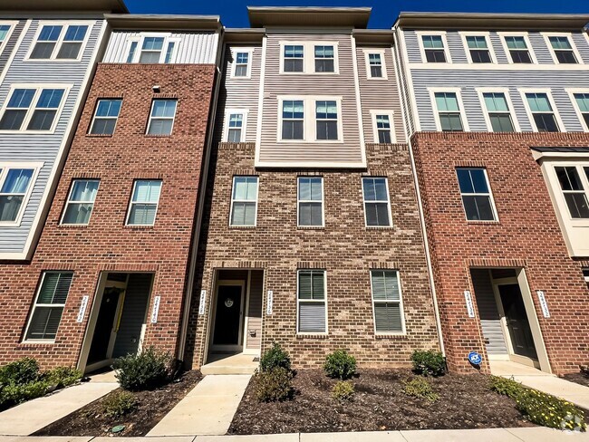 Building Photo - Luxury 3 Bedroom 2.5 Bathroom Brick Townho... Rental