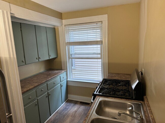 Photo - 487 Alexander St