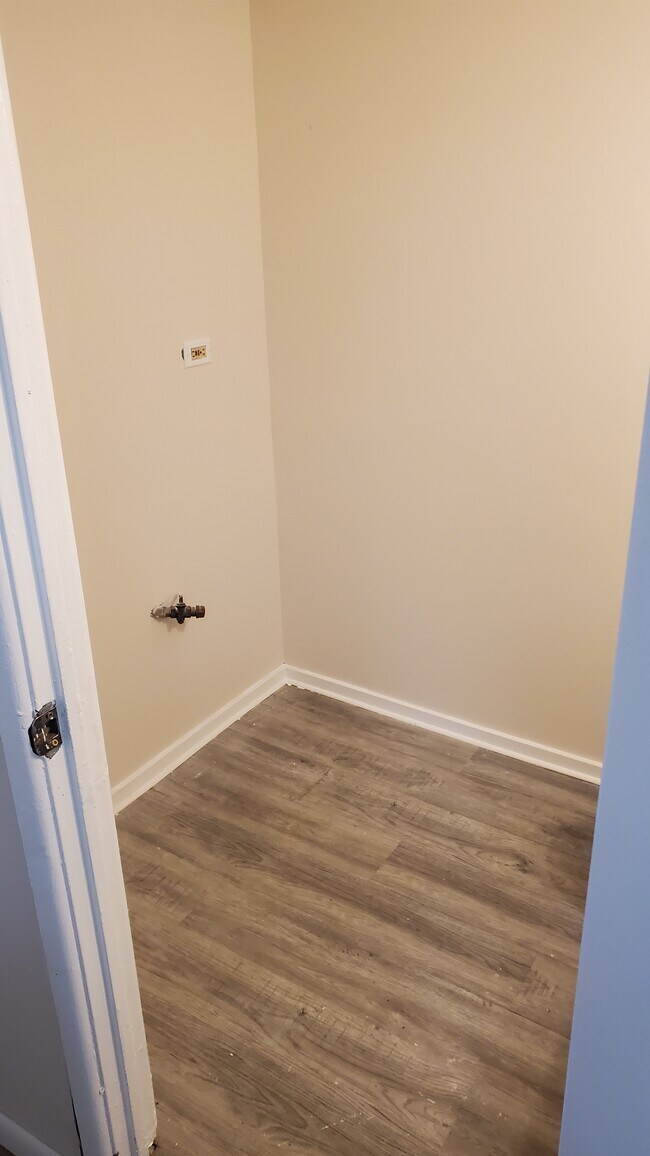 Conexiones para lavadora/secadora - 13700 S Eggleston Ave