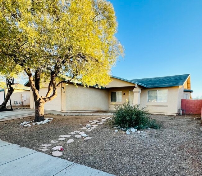 Building Photo - FOR RENT