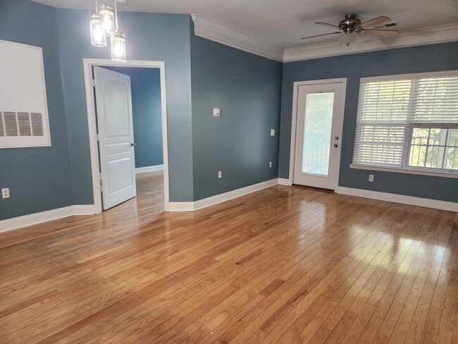 Photo - 2021 Basildon Rd Unit 2021