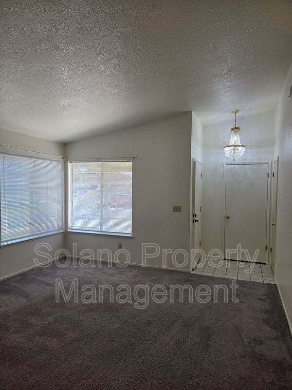Photo - 203 Catalpa Ln