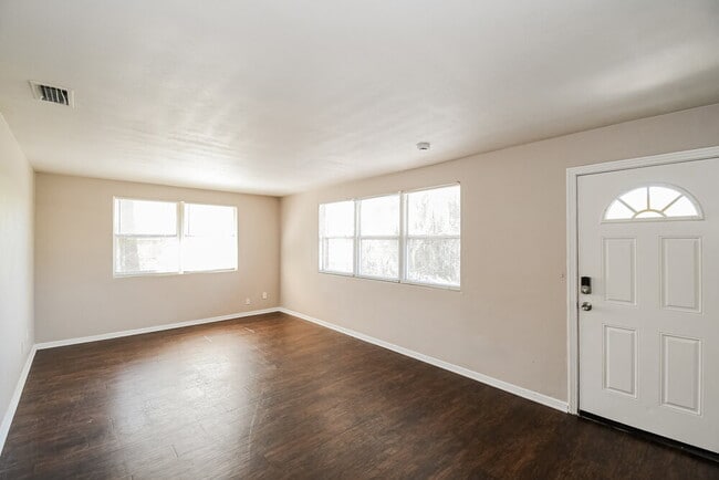 Photo - 908 Deerwood Cir S