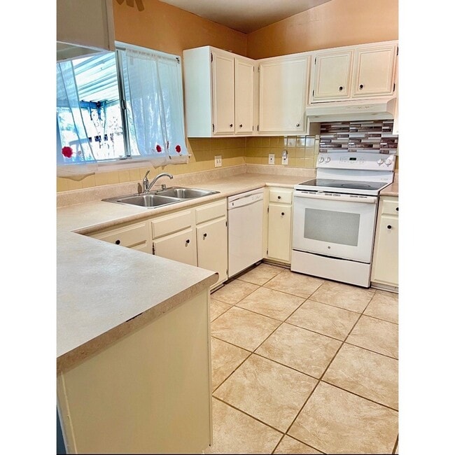 Loads of cabinets for storage - 2915 Eagle Rdg