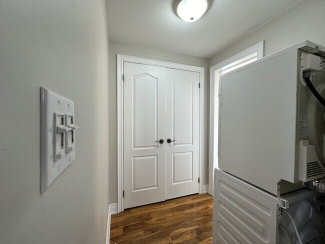 Photo - 899 Lakeshore Rd E Unit Upper